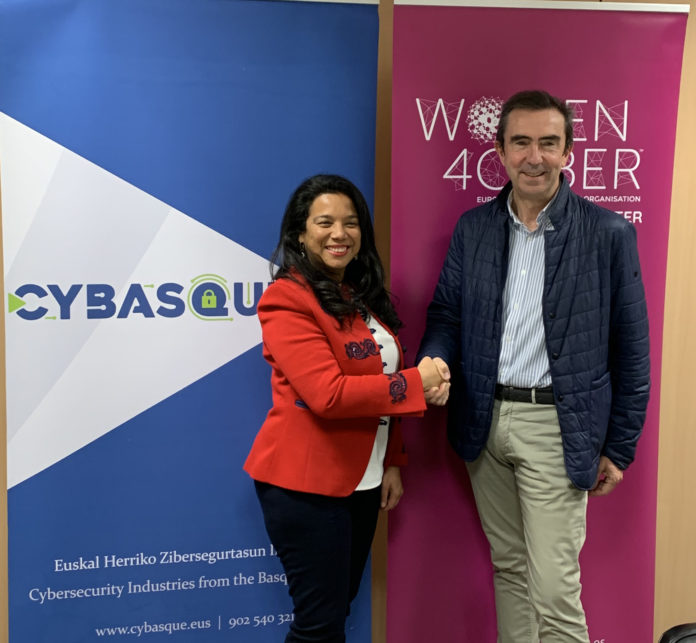 la presidenta de las asociación Women4Cyber Spain, Eduvigis Ortiz, y el presidente de Cybasque, Xabier Mitxelena.