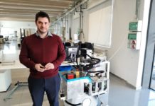 La startup Linq cierra una ronda de financiación por 1,2 millones Ibon Iribarren, CEO de Linq, junto a uno de sus robots.