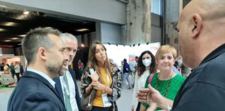 El director del Grupo SPRI destaca la “fortaleza del sector de la máquina herramienta en Euskadi” Aitor Urzelai y la consejera Arantxa Tapia, en la visita a la Bienal.