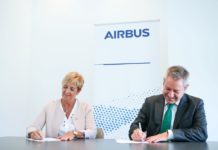 El Gobierno Vasco y Airbus se comprometen a colaborar Arantxa Tapia, consejera de Desarrollo Económico, Sostenibilidad y Medio Ambiente, y Alberto Gutiérrez, COO de Airbus y presidente de Airbus España, en la firma.