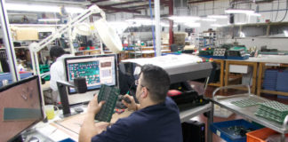 Con una plantilla formada por personas con discapacidad, Osoak fabrica circuitos y equipos electrónicos Osoak