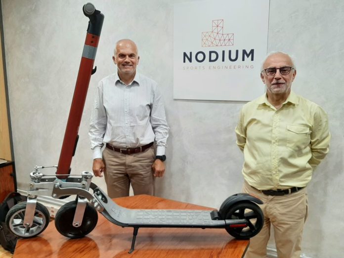 Jesús Deval del Toro y Luis Saracho Rotaeche, junto a su innovador patinete eléctrico