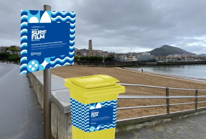 Contenedor e información de la campaña de recogida de plásticos en las playas de Getxo, organizada por LKBSFF